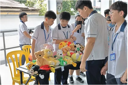 Yuan Ze Faculty and Students Volunteer in Malaysia: Experiencing Interactive Art Installations and Robotics